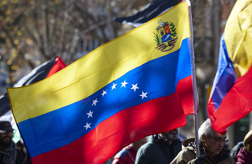 الولايات المتحدة تسمح بالتعاملات النفطية مع فنزويلا بشروط محددة