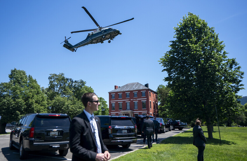 طائرات مسيرة تحلق فوق قاعدة عسكرية تضم مسكني وزيري الخارجية والحرب الأمريكيين