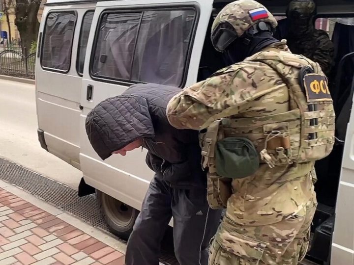 الأمن الروسي يحتجز متهمين باغتيال مسؤول بارز في خيرسون العام الماضي