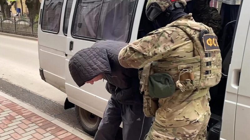 الأمن الروسي يحتجز متهمين باغتيال مسؤول بارز في خيرسون العام الماضي