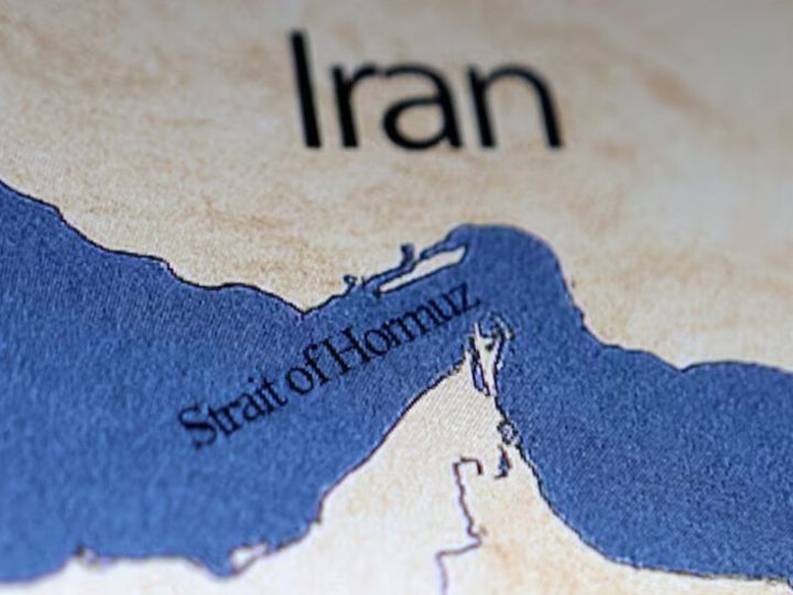 صحيفة: واشنطن تدرس إلزام السفن في مضيق هرمز بشراء تأمين حكومي أمريكي!