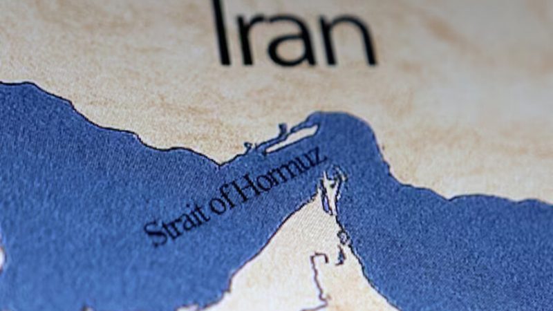 صحيفة: واشنطن تدرس إلزام السفن في مضيق هرمز بشراء تأمين حكومي أمريكي!