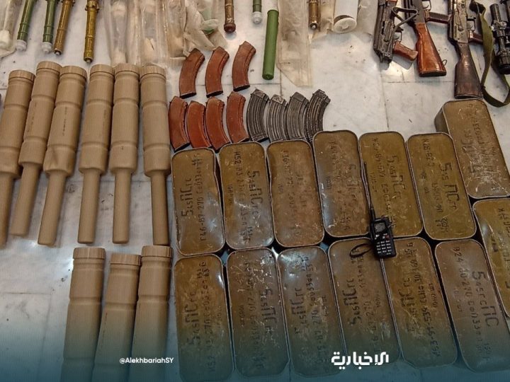 حرس الحدود السوري يحبط محاولة تهريب أسلحة على الحدود مع لبنان (صور)