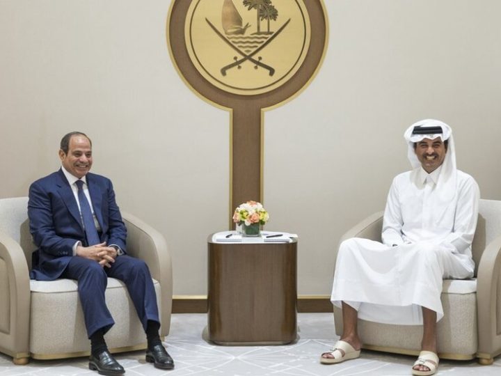 السيسي في جولة خليجية مفاجئة.. تفاصيل مباحثاته مع أمير قطر