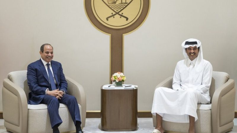 السيسي في جولة خليجية مفاجئة.. تفاصيل مباحثاته مع أمير قطر
