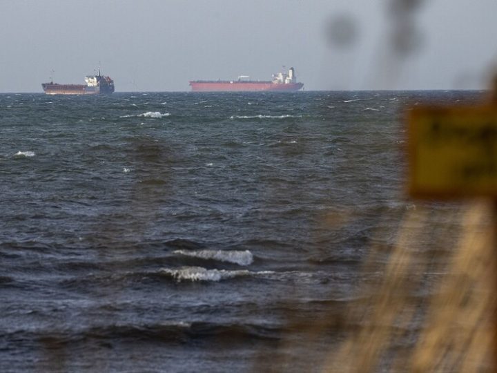 ماكرون يعلن احتجاز البحرية الفرنسية لناقلة نفط “تابعة لأسطول الظل الروسي” (صورة)