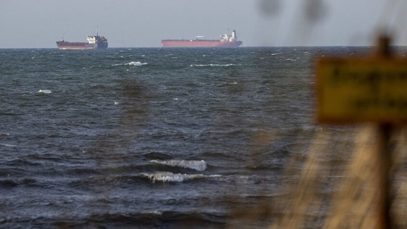 ماكرون يعلن احتجاز البحرية الفرنسية لناقلة نفط “تابعة لأسطول الظل الروسي” (صورة)