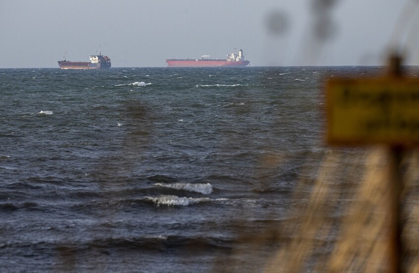 ماكرون يعلن احتجاز البحرية الفرنسية لناقلة نفط “تابعة لأسطول الظل الروسي” (صورة)