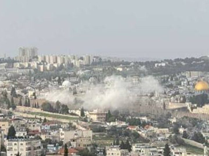 مراسلة RT: سقوط شظايا صاروخ في الحي اليهودي بالقدس وإصابة فلسطيني قرب باب المغاربة