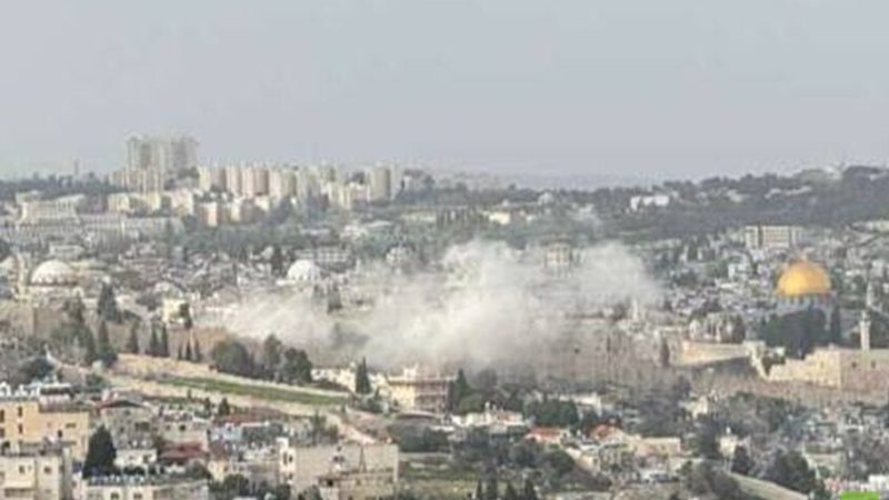 مراسلة RT: سقوط شظايا صاروخ في الحي اليهودي بالقدس وإصابة فلسطيني قرب باب المغاربة