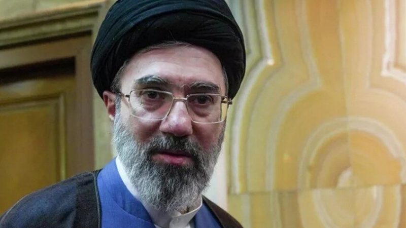 خامنئي يحدد أخطاء وقعت فيها أمريكا وإسرائيل خلال 3 حروب مع إيران