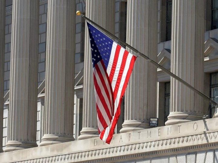 قاض فيدرالي يتصدى لسياسة البنتاغون “المقيدة” للصحافة: انتهاك للتعديلين الأول والخامس