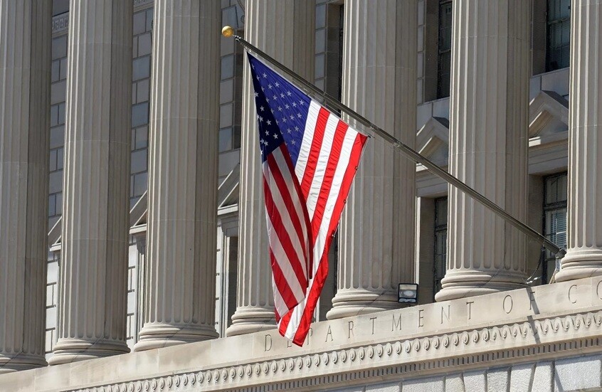 قاض فيدرالي يتصدى لسياسة البنتاغون “المقيدة” للصحافة: انتهاك للتعديلين الأول والخامس