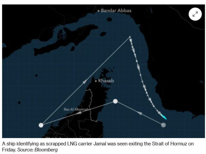 “سفينة زومبي”.. “بلومبيرغ” تعلن عن عبور سفينة غريبة مضيق هرمز