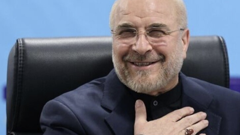 رئيس البرلمان الإيراني: النفط الإيراني العالق في البحر “نفد بالكامل”