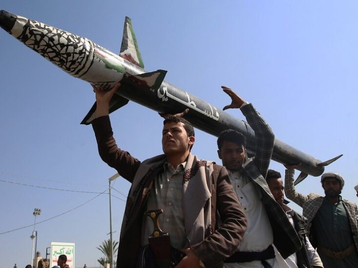 “وول ستريت جورنال”: الرياض تحاول منع الحوثيين من المشاركة بالصراع في الشرق الأوسط