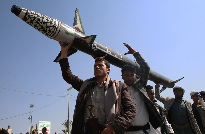 “وول ستريت جورنال”: الرياض تحاول منع الحوثيين من المشاركة بالصراع في الشرق الأوسط