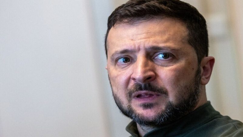 مجلة أمريكية: زيلينسكي يتعرض لضغط لا يحتمل