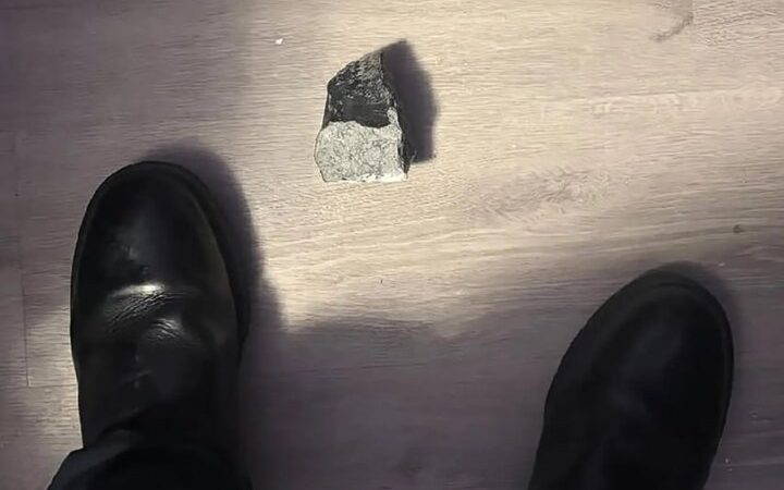 “نيويورك تايمز”: اختراق جزء من نيزك سقف منزل بالقرب من هيوستن (صورة)