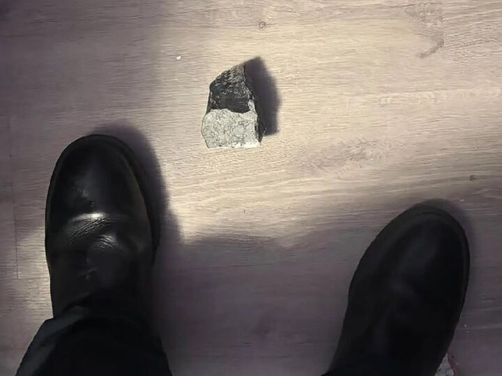 “نيويورك تايمز”: اختراق جزء من نيزك سقف منزل بالقرب من هيوستن (صورة)