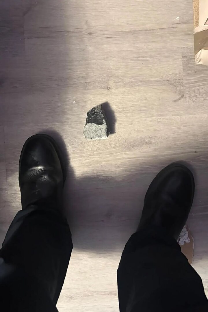 “نيويورك تايمز”: اختراق جزء من نيزك سقف منزل بالقرب من هيوستن (صورة)