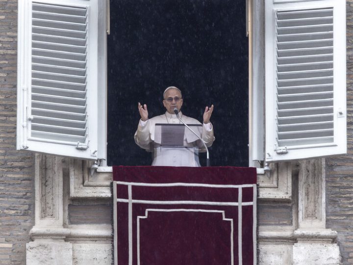 بابا الفاتيكان يدعو لحظر الضربات الجوية العسكرية