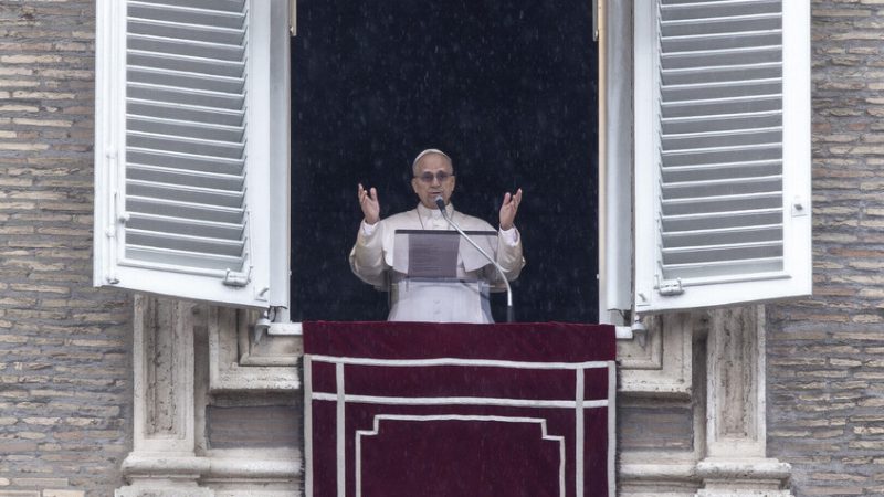 بابا الفاتيكان يدعو لحظر الضربات الجوية العسكرية