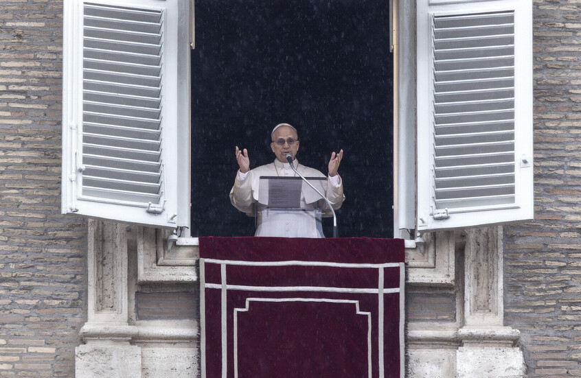 بابا الفاتيكان يدعو لحظر الضربات الجوية العسكرية