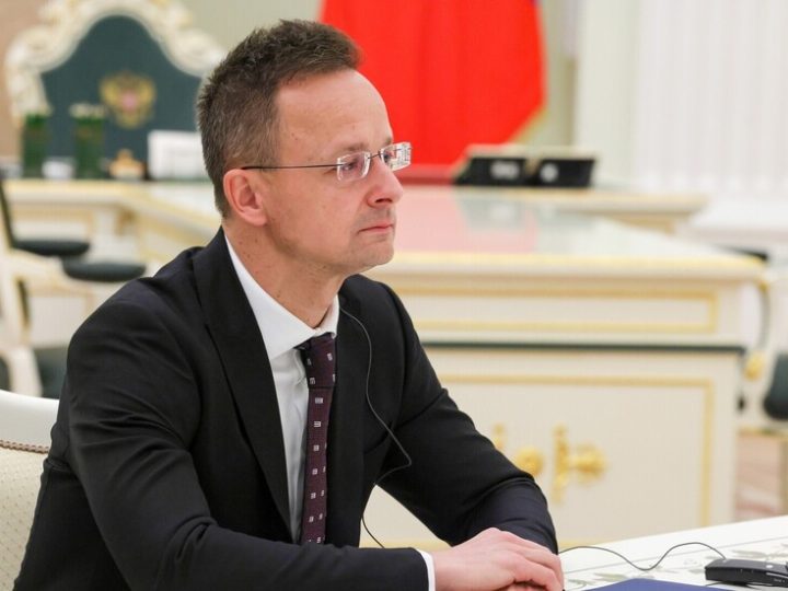 سيارتو: التشاور مع روسيا ودول أخرى أمر طبيعي