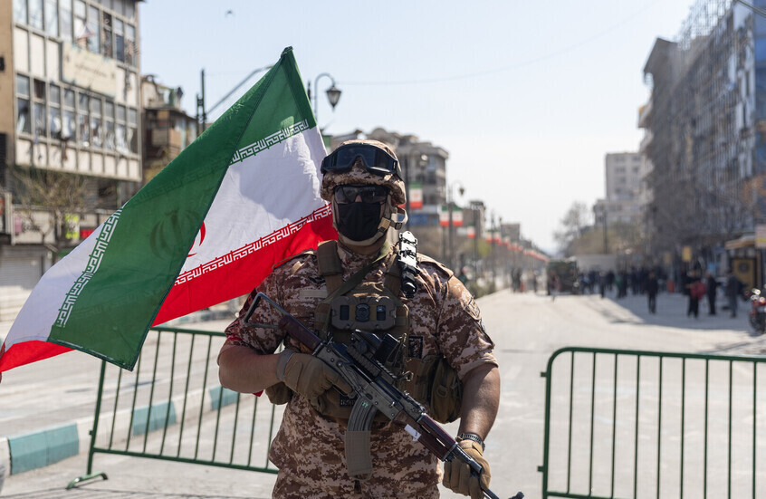 WSJ: طهران للموافقة على التفاوض مع واشنطن تطالب بحق فرض رسوم على المرور عبر هرمز