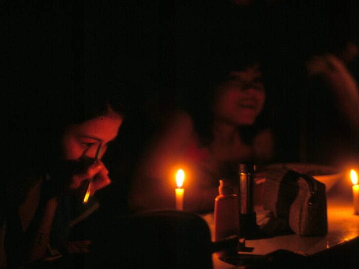 إقبال أردني على “البابورات والشموع” تحسبا لتهديدات إيران الكهربائية