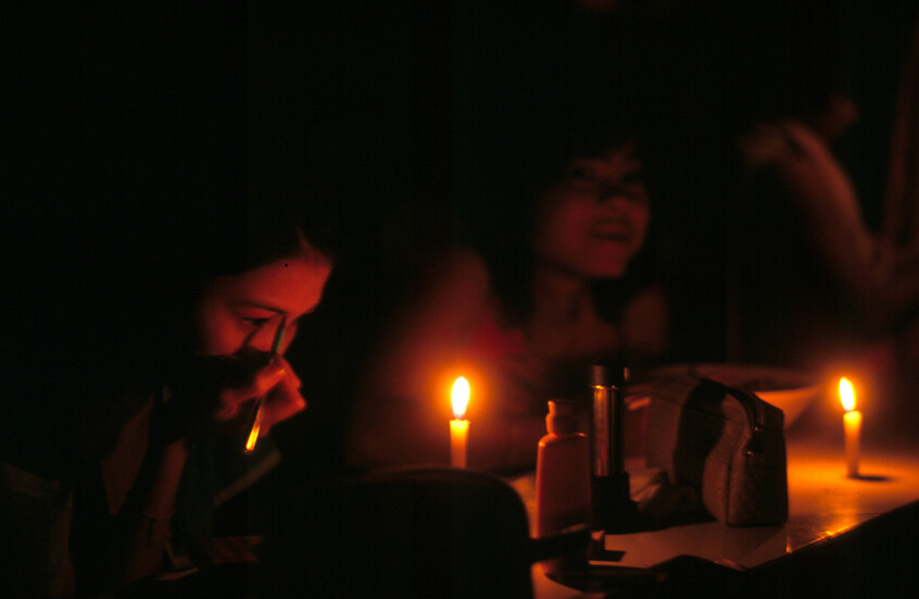 إقبال أردني على “البابورات والشموع” تحسبا لتهديدات إيران الكهربائية