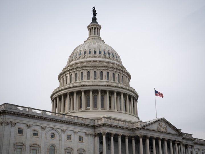 “أكسيوس”: الديمقراطيون يوحدون كلمتهم قبل محاولة جديدة للحد من صلاحيات ترامب للحرب