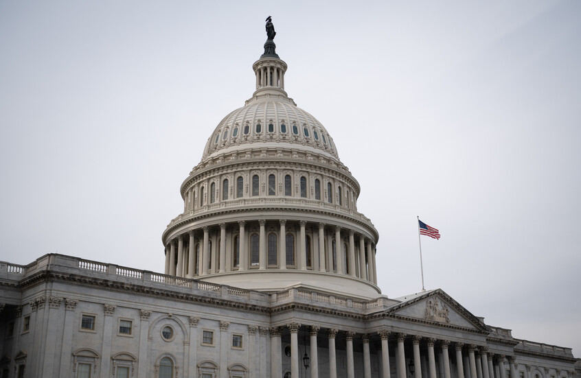 “أكسيوس”: الديمقراطيون يوحدون كلمتهم قبل محاولة جديدة للحد من صلاحيات ترامب للحرب