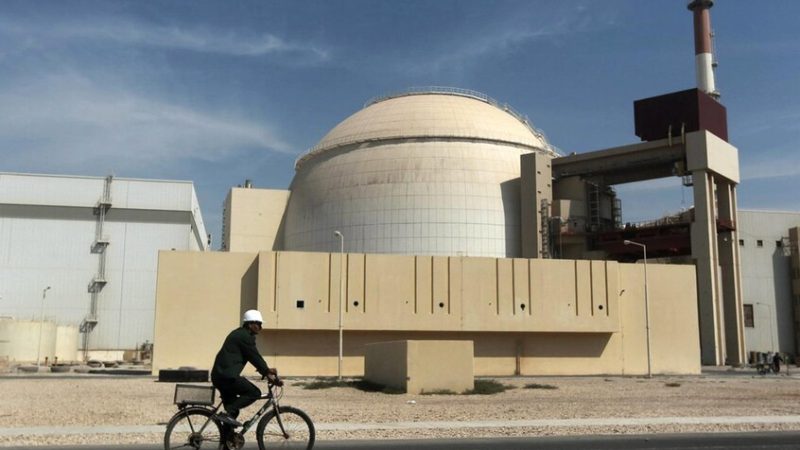 خبير نووي: الضربات المتكررة لمحطة بوشهر الإيرانية تهدد بكارثة إقليمية