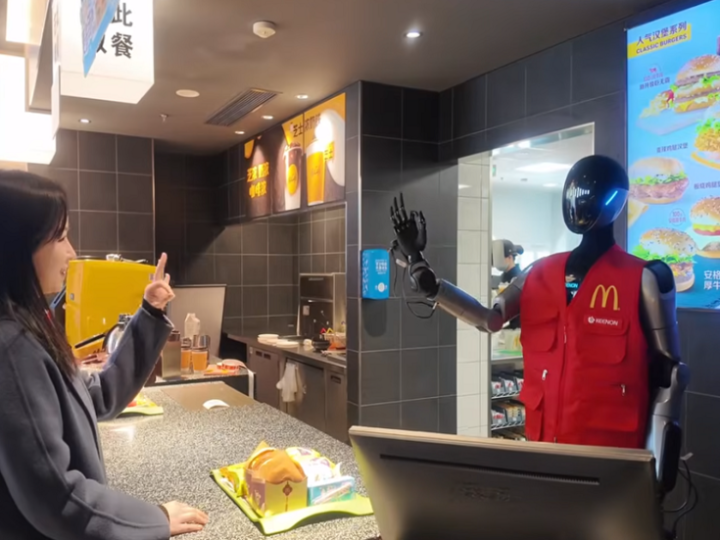 ماكدونالدز في الصين يوظّف روبوتات بشرية المظهر لخدمة الزبائن (فيديو)