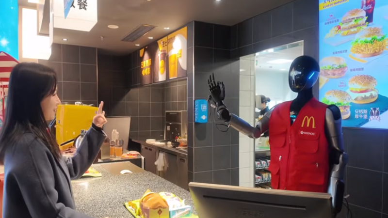 ماكدونالدز في الصين يوظّف روبوتات بشرية المظهر لخدمة الزبائن (فيديو)
