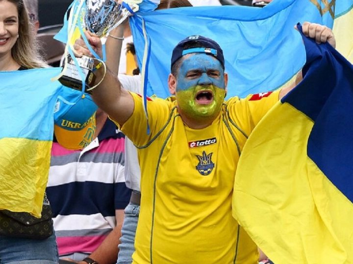 “يويفا” يعاقب أوكرانيا بسبب سلوك جماهيرها في بطولة أوروبا لكرة القدم داخل الصالات