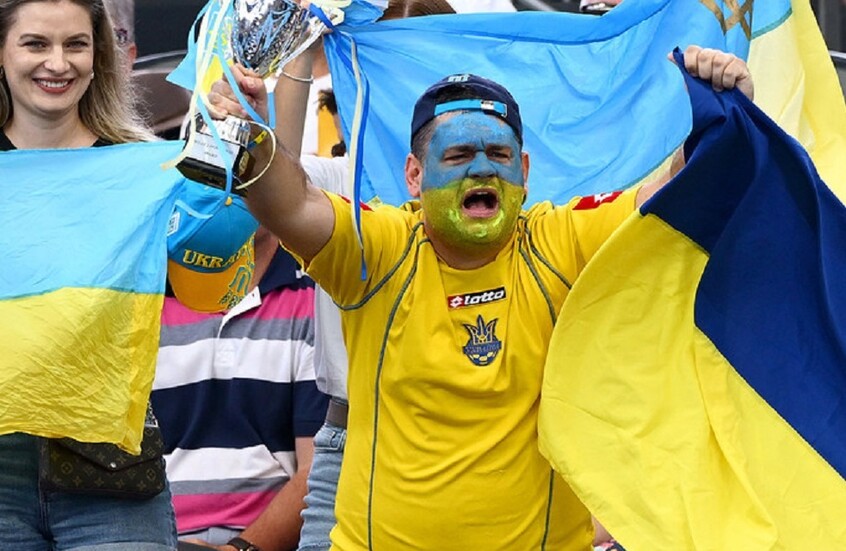 “يويفا” يعاقب أوكرانيا بسبب سلوك جماهيرها في بطولة أوروبا لكرة القدم داخل الصالات