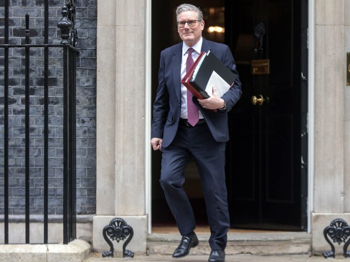 ستارمر يسمح باعتراض السفن الخاضعة للعقوبات في مياه بريطانيا