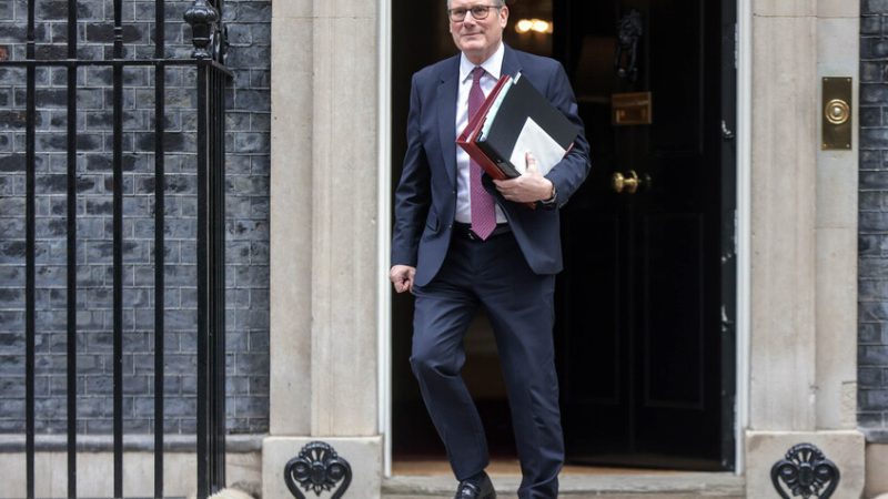 ستارمر يسمح باعتراض السفن الخاضعة للعقوبات في مياه بريطانيا