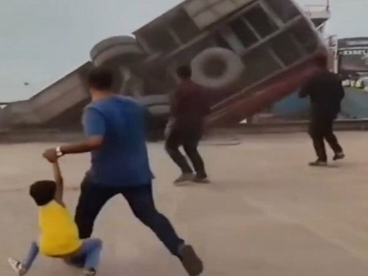 بنغلاديش.. انتشال 18 جثة إثر سقوط حافلة ركاب في نهر بادما (فيديو+صور)