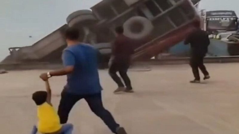 بنغلاديش.. انتشال 18 جثة إثر سقوط حافلة ركاب في نهر بادما (فيديو+صور)