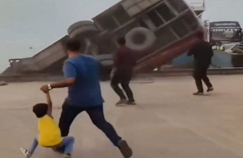 بنغلاديش.. انتشال 18 جثة إثر سقوط حافلة ركاب في نهر بادما (فيديو+صور)