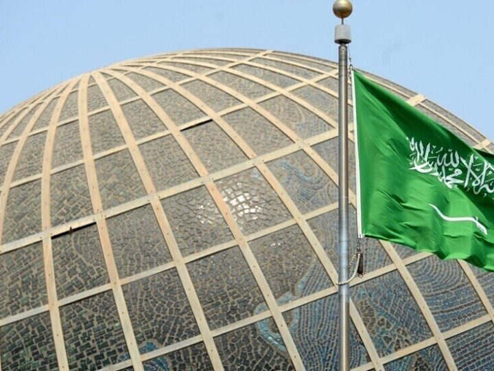 وزارة الدفاع السعودية: التصدي لعشرات الطائرات المسيرة