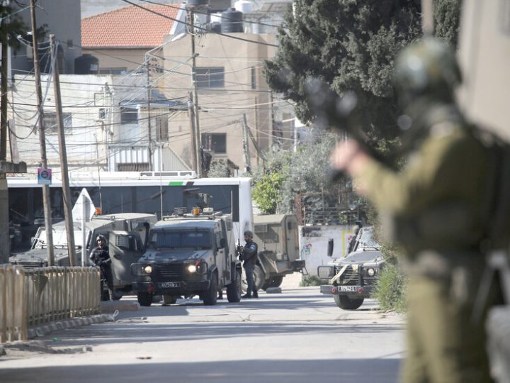 الجيش الإسرائيلي يواصل انتهاكاته بحق السوريين ويعتقل شابا وطفلا في ريف القنيطرة الجنوبي