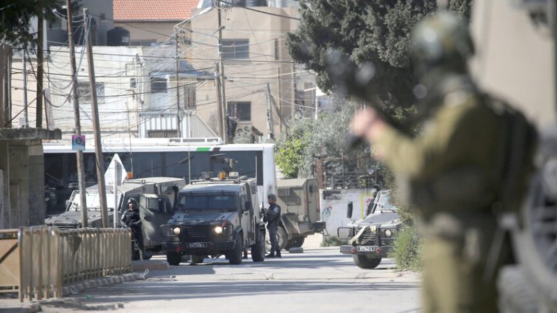 الجيش الإسرائيلي يواصل انتهاكاته بحق السوريين ويعتقل شابا وطفلا في ريف القنيطرة الجنوبي