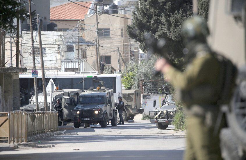 الجيش الإسرائيلي يواصل انتهاكاته بحق السوريين ويعتقل شابا وطفلا في ريف القنيطرة الجنوبي