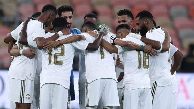 برسالة “ساخرة”.. أمير سعودي يعلق على الخسارة الثقيلة لمنتخب بلاده أمام مصر