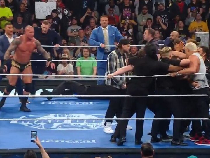 عراك عنيف بين كودي رودز وراندي أورتن في عرض “سماكداون” (فيديو)